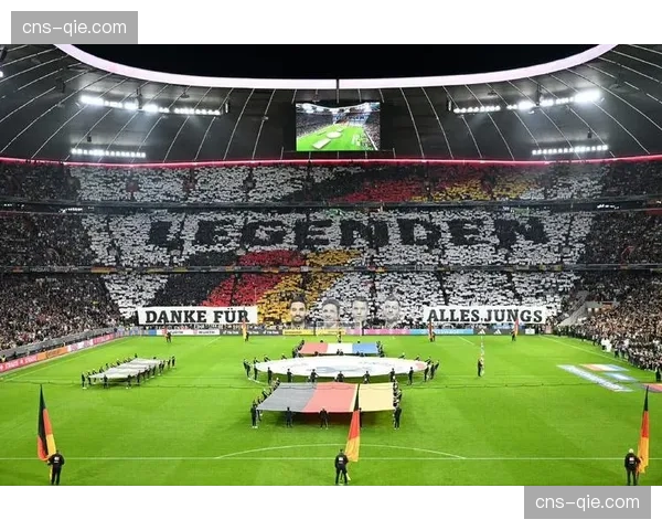 场边花絮：蒙彼利埃球迷打出巨幅TIFO致敬传奇主帅