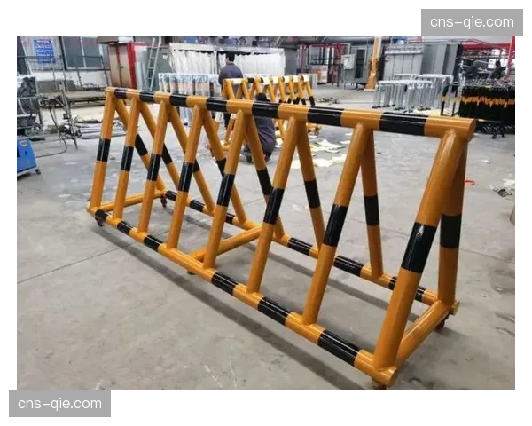 欧足联站席新规核心：每排需连续安装防冲撞金属护栏